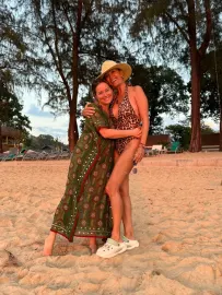 Întâlnire caldă în vacanță: Anca Țurcașiu și Laura Cosoi, împreună în Thailanda